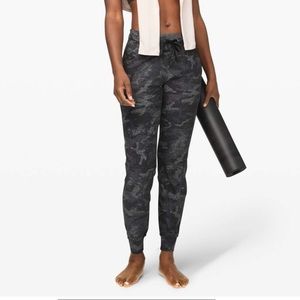 Lululemon Ready to Rulu Pant Camo sz 2